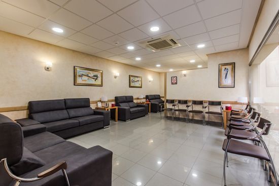 Una sala de estar con muchos muebles y sillas.