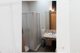 Un baño con lavabo, inodoro, ducha y espejo.
