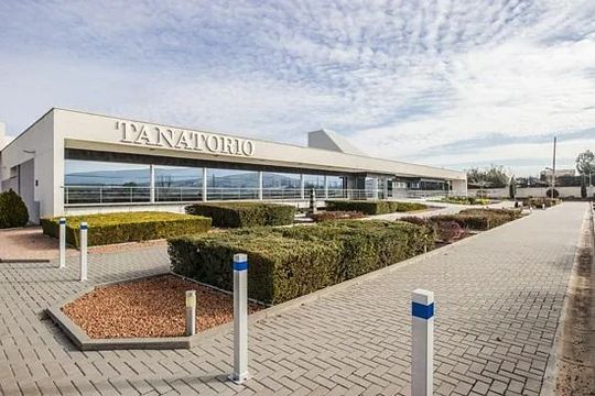 Un gran edificio blanco con la palabra tanatorio en él.