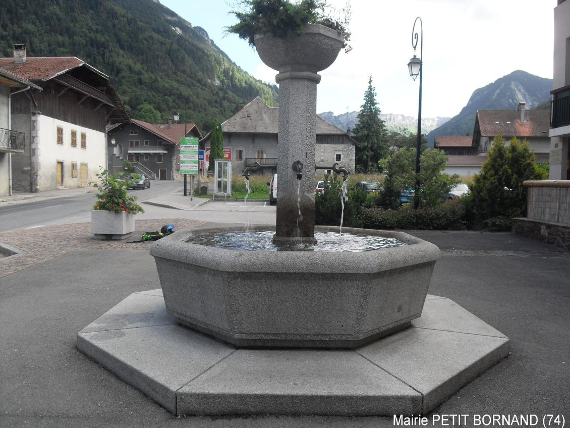 Fontaine du Grand Bornand granits du mont blanc