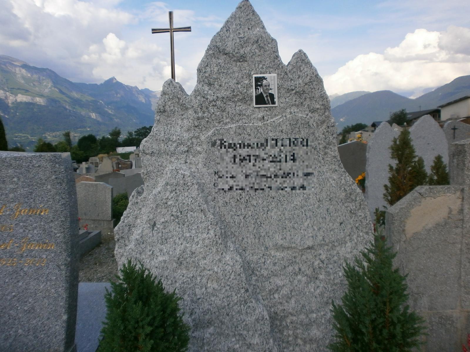 Stèle funéraire en granit du Mont-Blanc