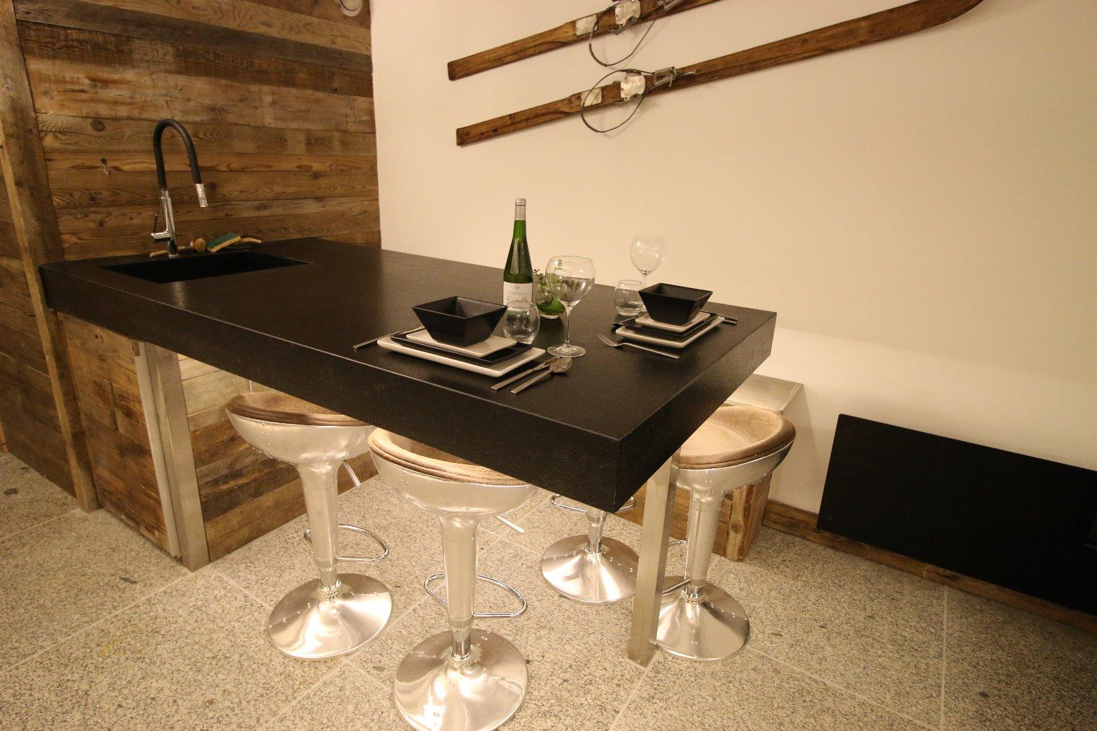 Table suspendue en granit noir