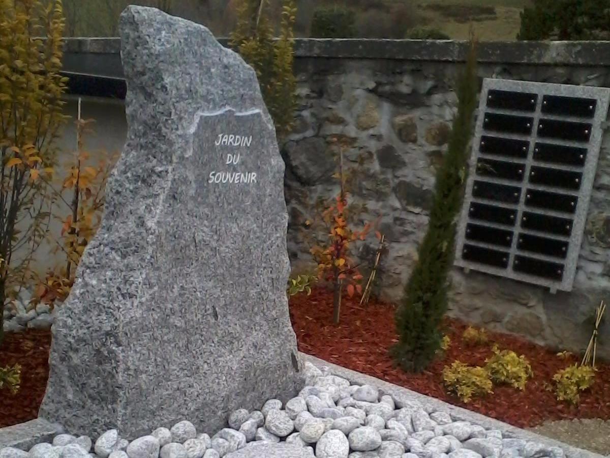 Menhir jardin du souvenir en pierre du Mont-Blanc (Megève)
