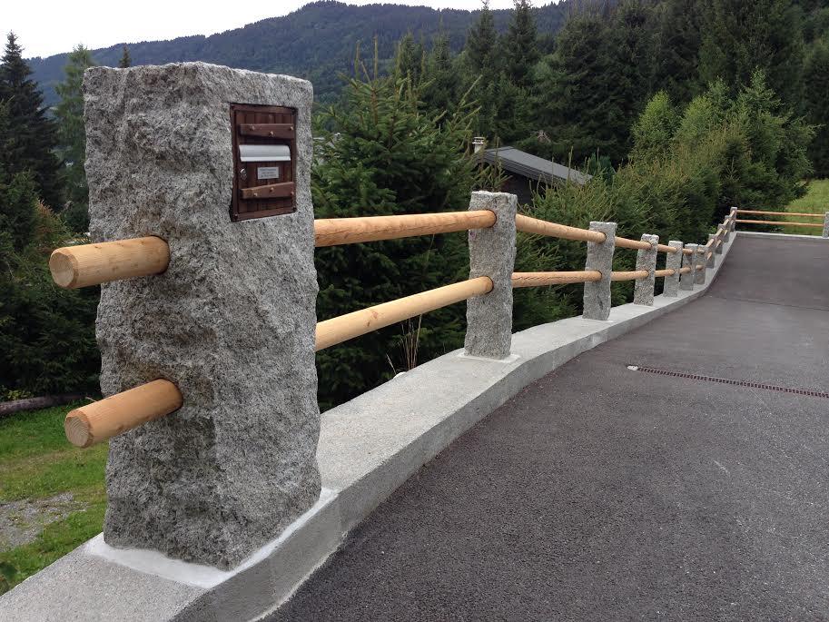 Piquets de cloture, avec boite aux letttre granits du mont blanc