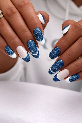 Uñas ovaladas con esmalte azul brillante y puntas francesas blancas.