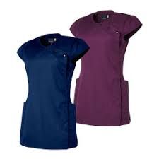 Deux blouses dont une bleue et une violette