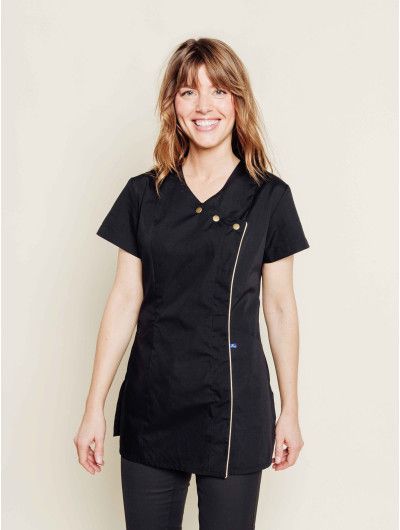 Une femme portant une blouse noire