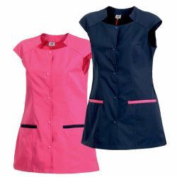 Deux blouses médicales dont une rose et une bleue