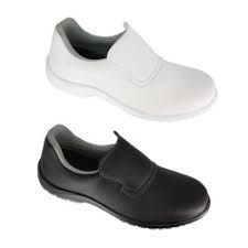 Une chaussure fermée blanche et une noire