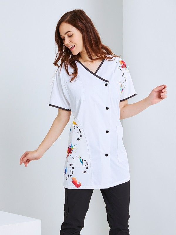 Une femme portant une blouse blanche