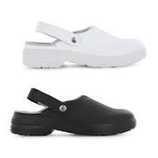 Une chaussure de travail noire et une blanche