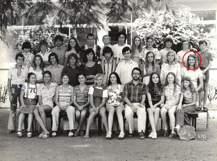 Un grand groupe a posé pour une photo de classe en noir et blanc à l'extérieur, une personne étant entourée en rouge.