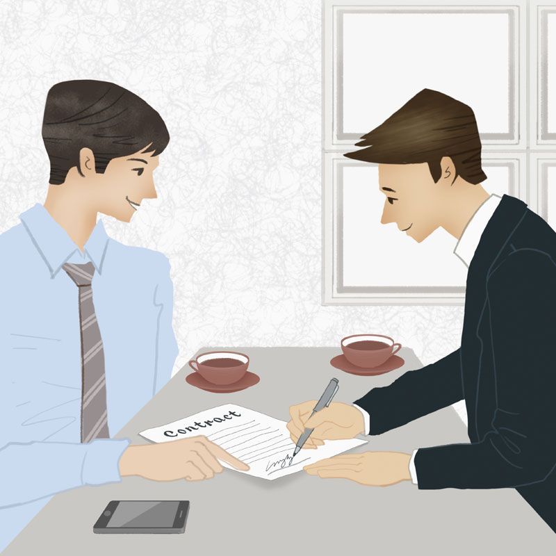Deux hommes en tenue de ville signent des documents de l'autre côté d'une table, des tasses de café et un téléphone à proximité.