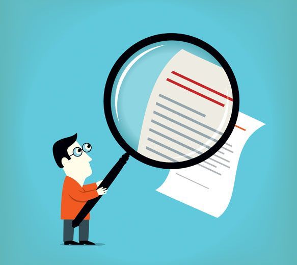 Une personne en veste orange examine un document à la loupe sur fond bleu.