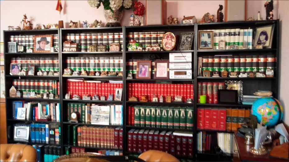 Una sala de estar llena de libros y un globo terráqueo.