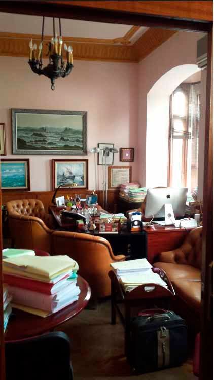 Una sala de estar con una lámpara de araña colgando del techo.