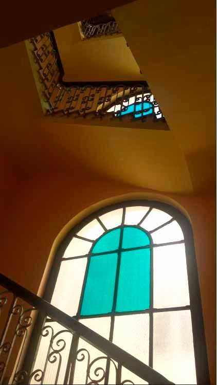 Mirando hacia arriba a una escalera con una vidriera