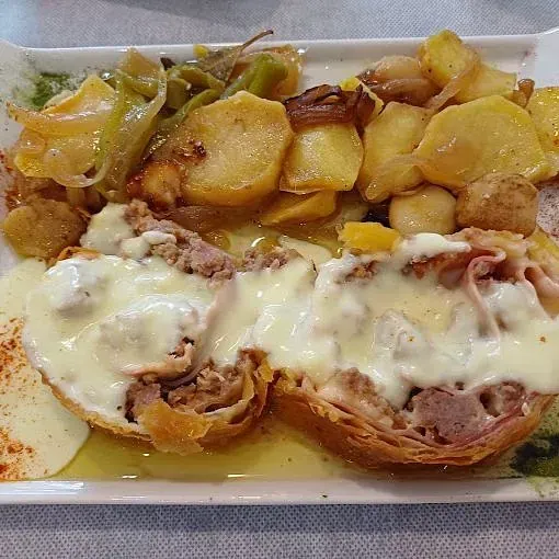 Un primer plano de un plato de comida sobre una mesa.