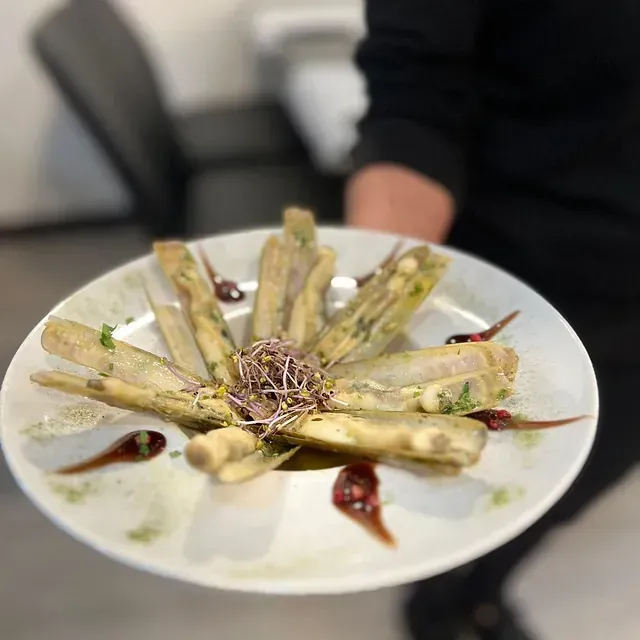 Una persona sostiene un plato de comida que parece una flor.