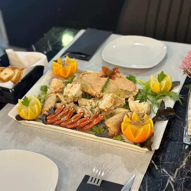Una bandeja de comida está sobre una mesa con platos y utensilios.
