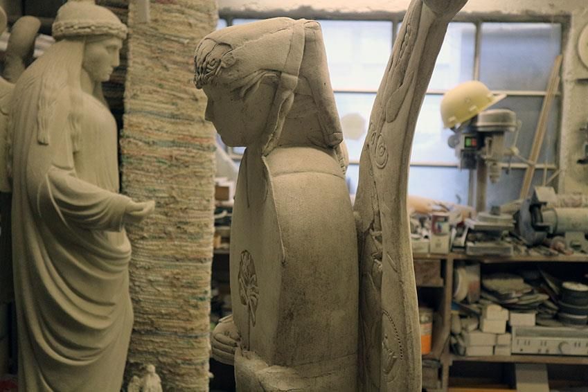 Eine Statue einer Frau, die neben einer Statue eines Mannes steht