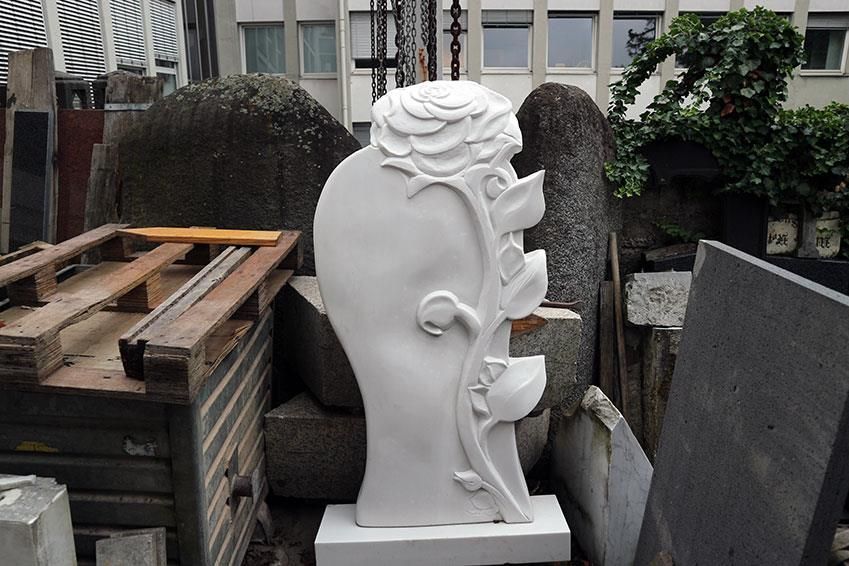 Eine weiße Statue mit einer darin eingeschnitzten Rose