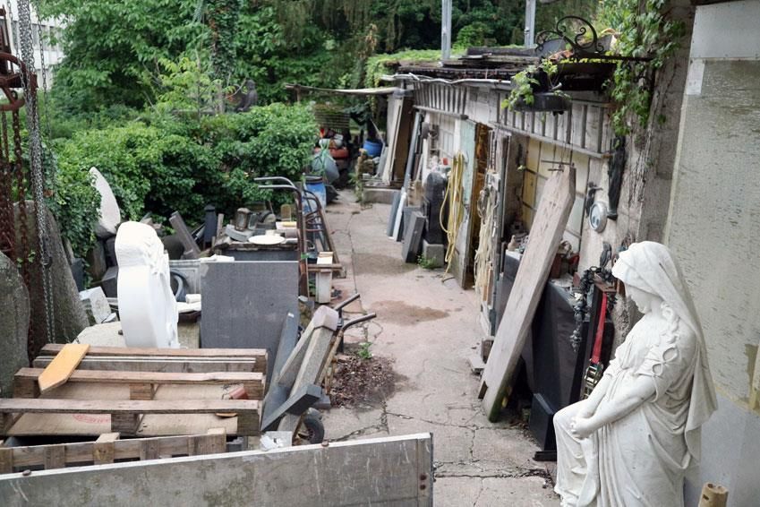 Eine Statue einer Frau sitzt in einem Hof