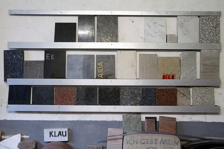 Ein Regal mit einem Schild mit der Aufschrift „Klau“ darauf