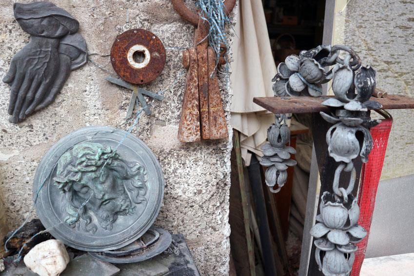 Eine Wand mit einer Reihe von Skulpturen darauf