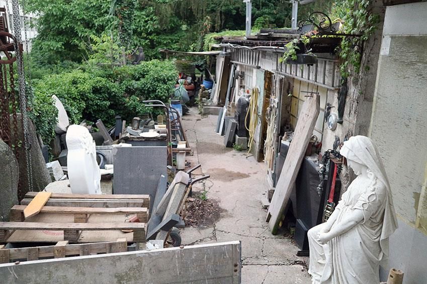 Eine Statue einer Frau sitzt in einem Hof