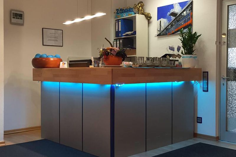 Unsere Kooperationen Heilpraktikerin Christiana Heppner: Heilpraktikerin für Naturheilverfahren und Traditionelle Chinesische Medizin (TCM)  Johanniter Seniorenhäuser GmbH  Rezeption von Gesundheitszentrum Bakker