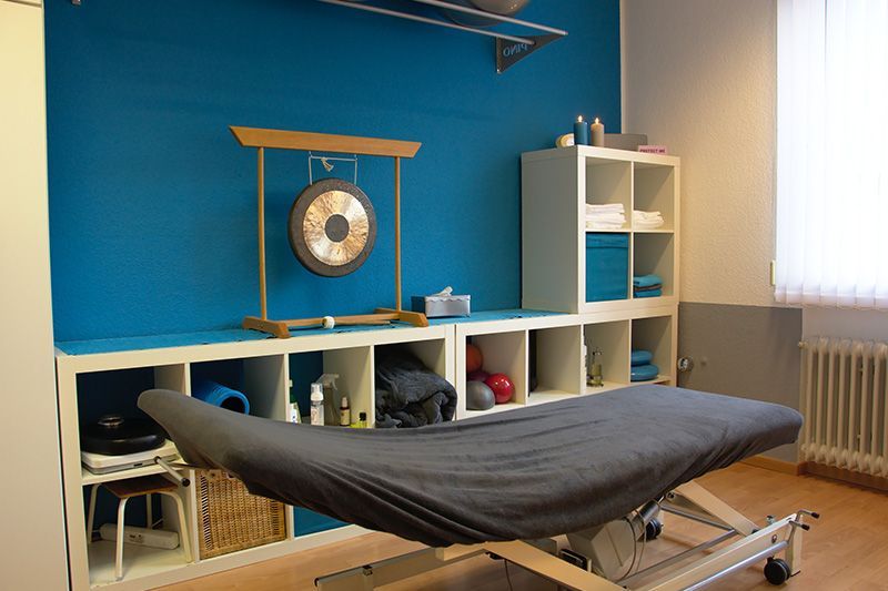 Massageliege im Behandlungsraum von Gesundheitszentrum Bakker