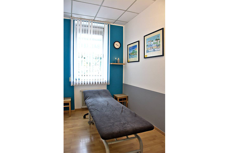 Massageliege im Behandlungsraum von Gesundheitszentrum Bakker