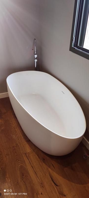 Une baignoire blanche