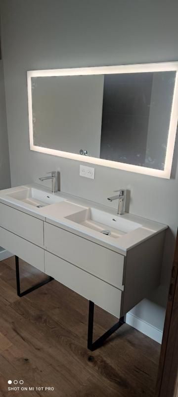 Un miroir dans une salle de bains