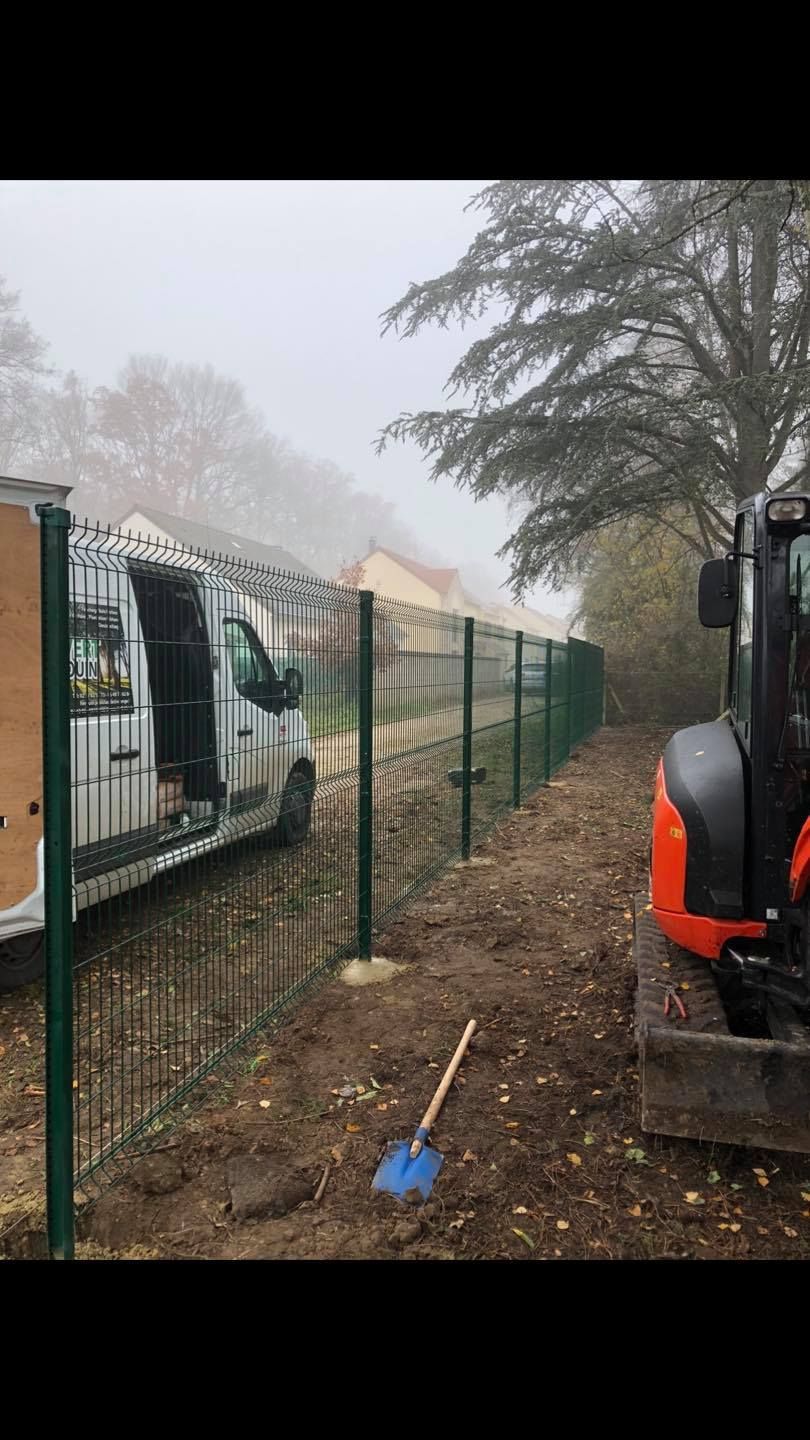 Pose de grillage en cours