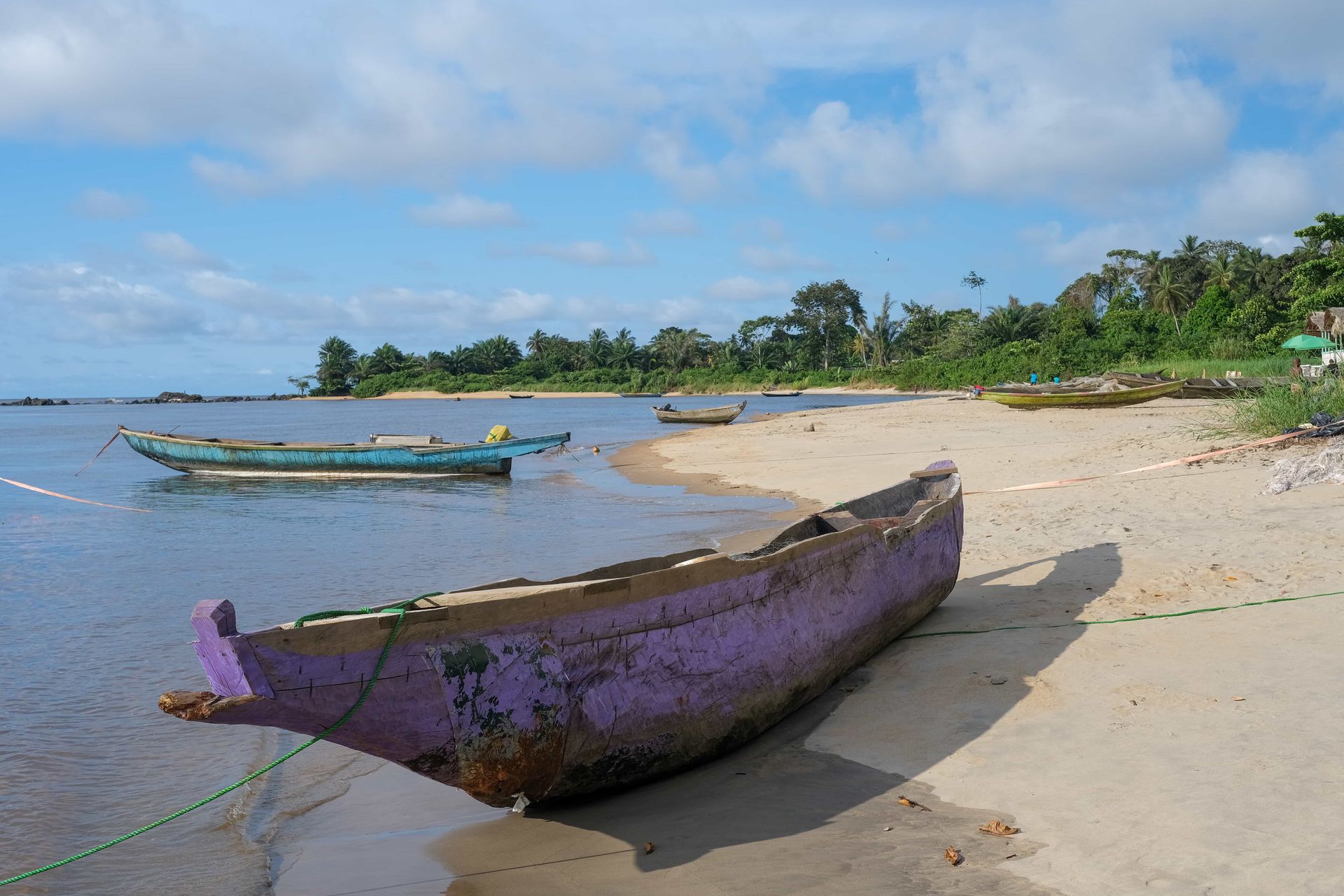 Des barques colorés sur une plage