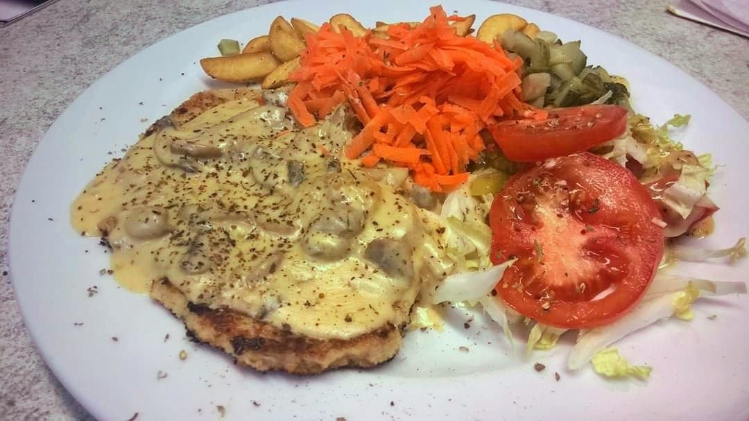 Ruokalautanen: Kanaa sienikastikkeessa, porkkanoita, tomaatteja, perunoita ja salaattia.