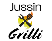 Jussin Grillin logo: ristissä olevat lasta ja haarukka liekin päällä, tekstit "Jussin" ja "Grilli".