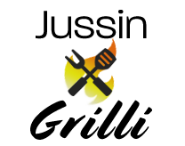 Jussin Grillin logo: ristissä olevat lasta ja haarukka liekin päällä, tekstit "Jussin" ja "Grilli".