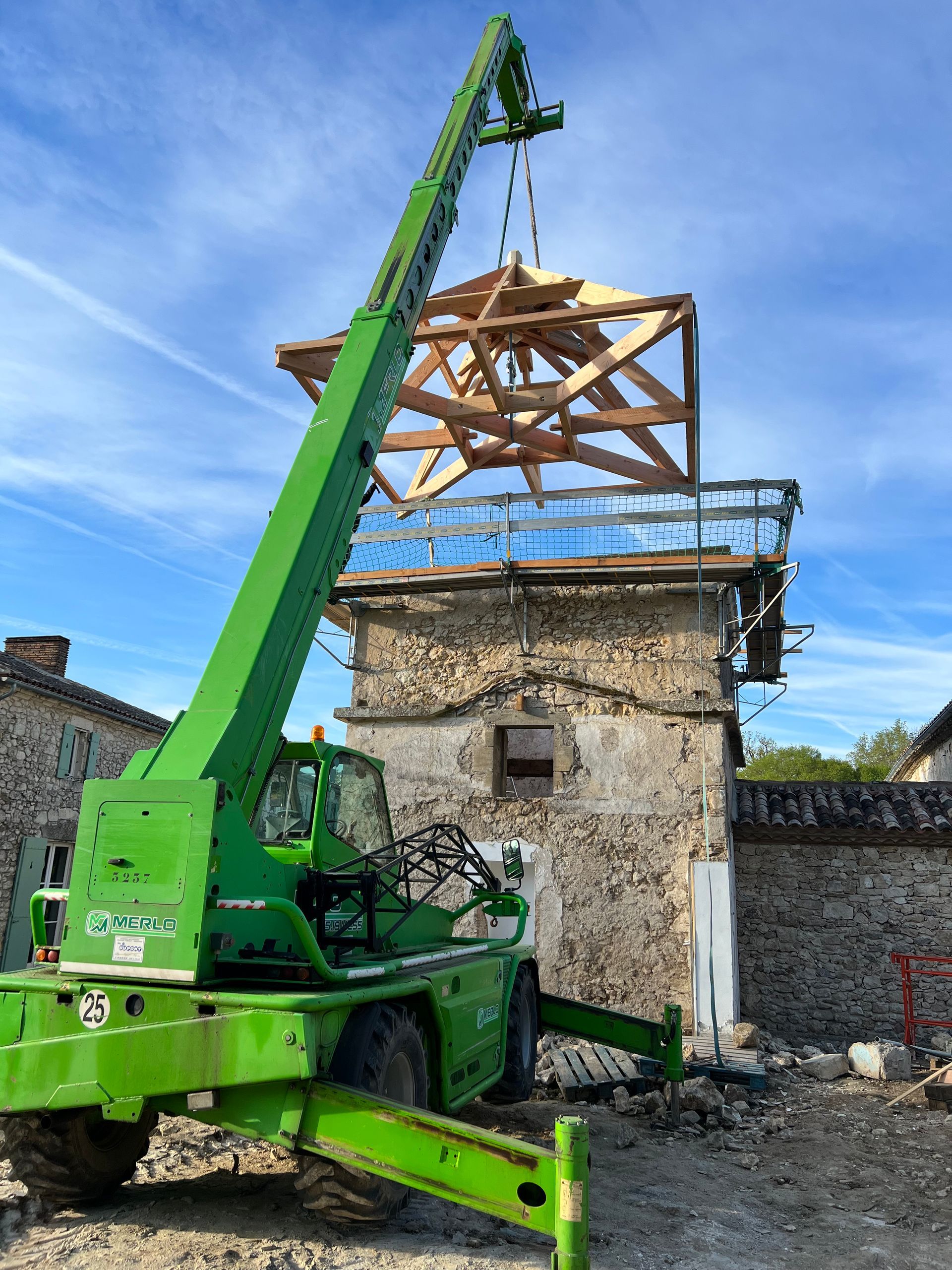 Grue déposant une charpente