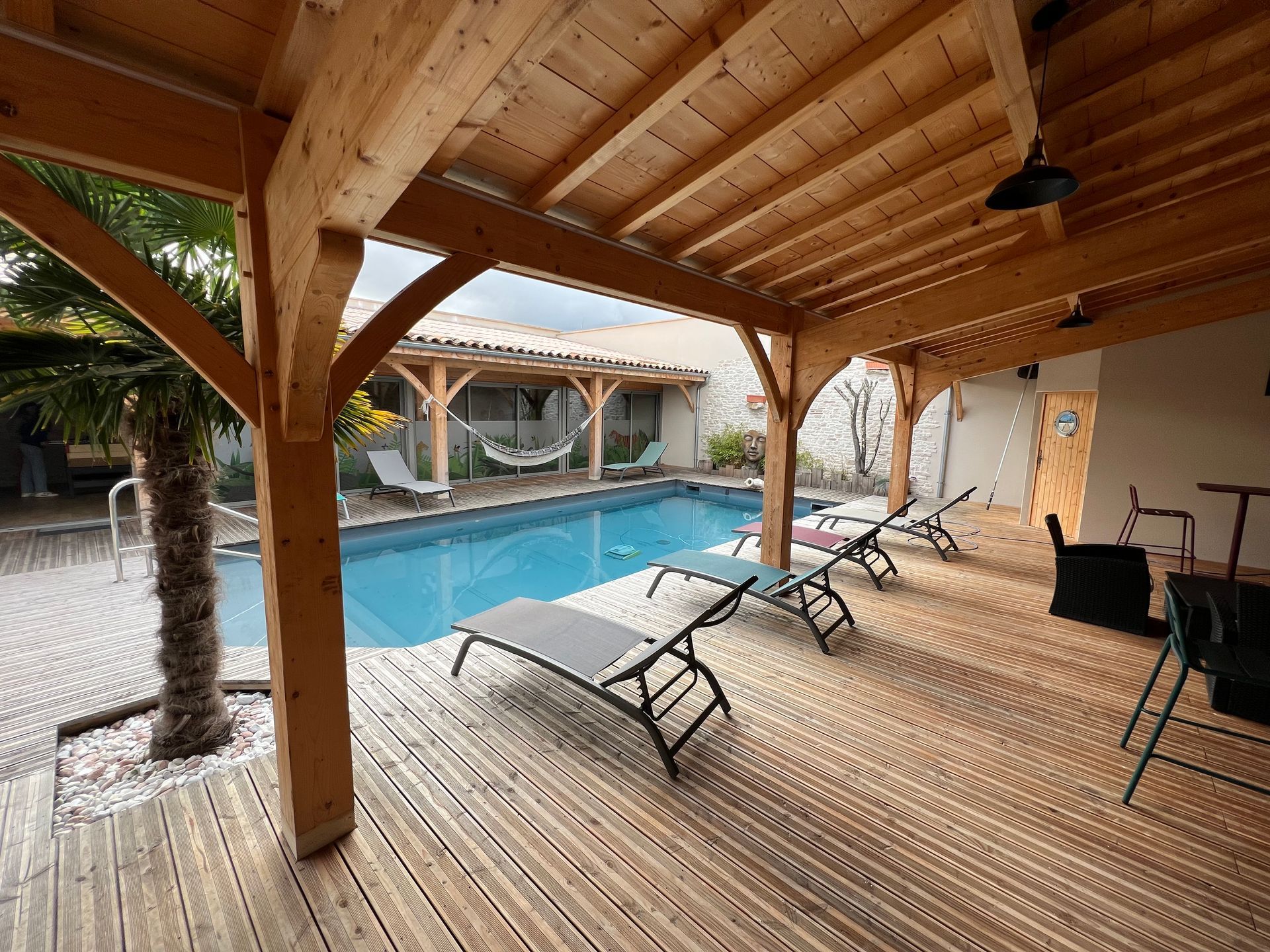 Grande terrasse abritée avec piscine