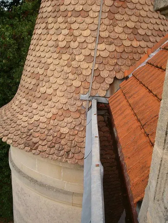 Couverture d'une tour en tuiles écailles