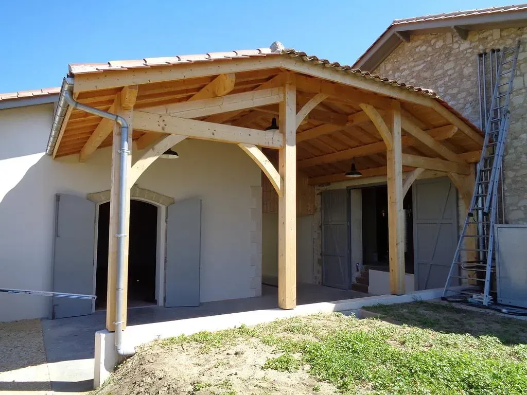 Avancée de toit en bois