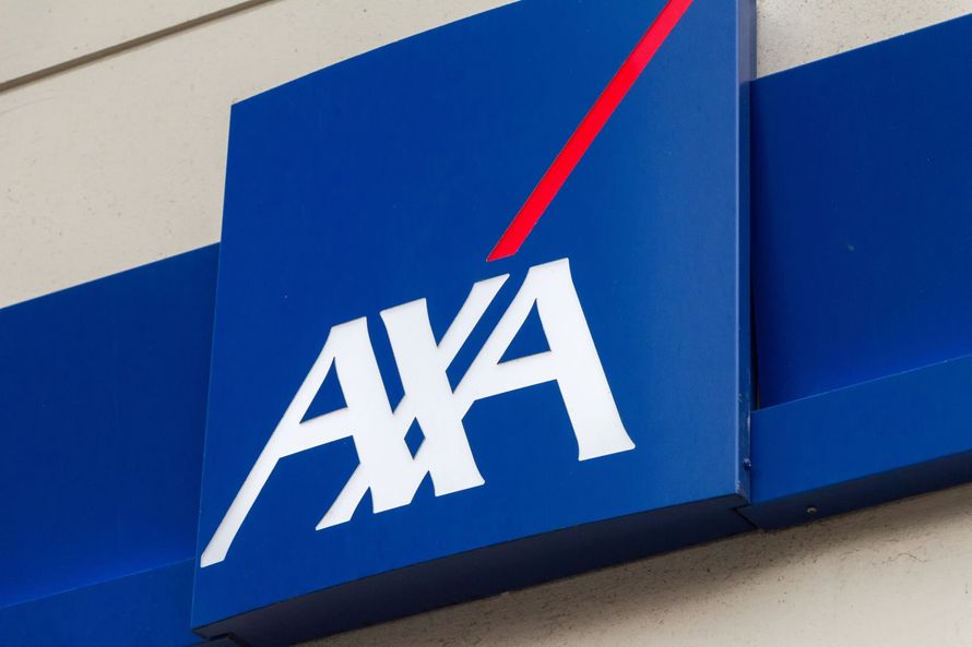 Logo AXA sur une enseigne bleue avec une bande rouge.