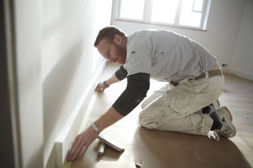 Maler bereitet eine Wand vor