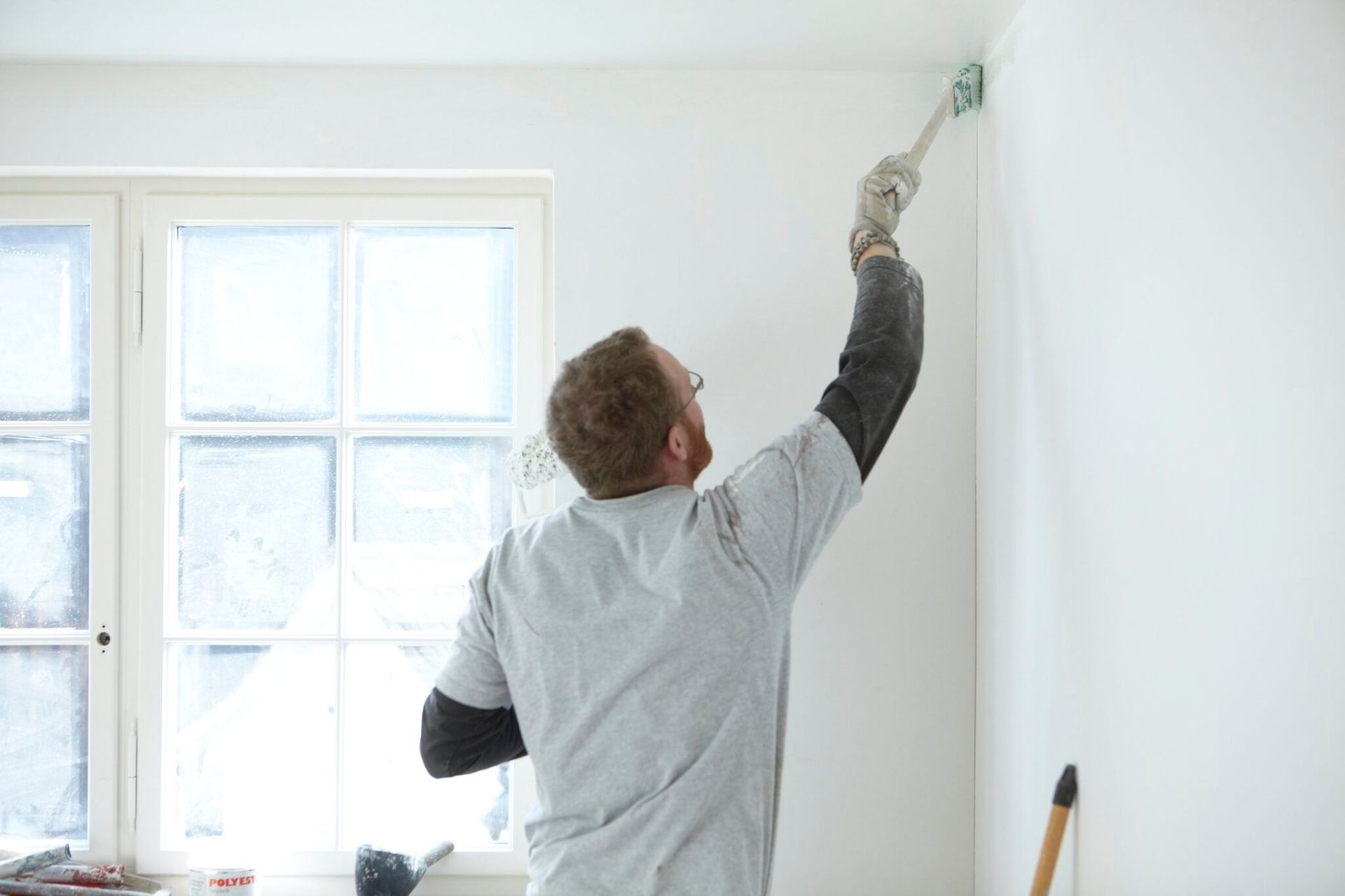 Malerausrüstung in einem Raum in Baustelle