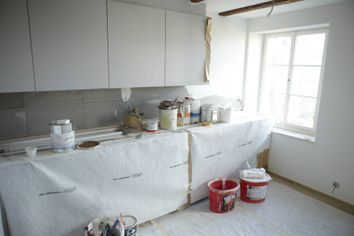 Malerausrüstung in einer Küche