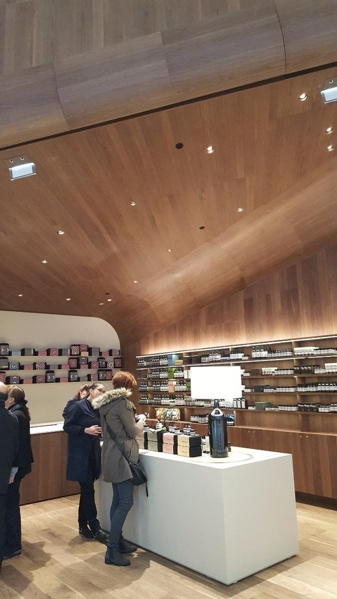 Habillage mural et mobilier vernis