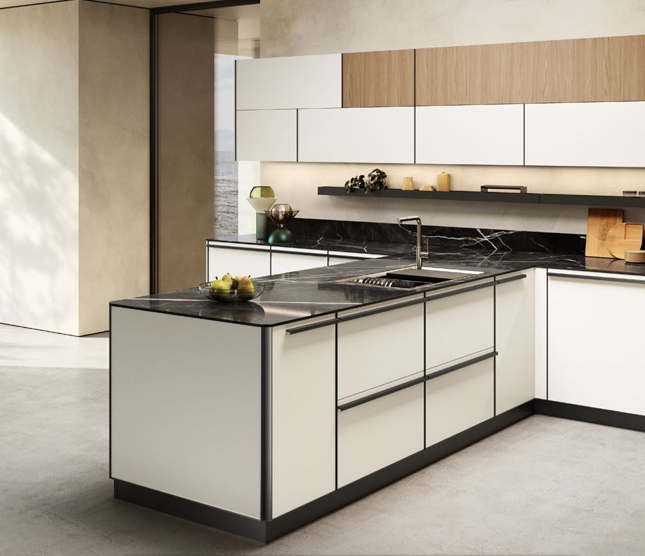 Îlot de cuisine moderne blanc et bois, avec plan de travail noir et rangements minimalistes